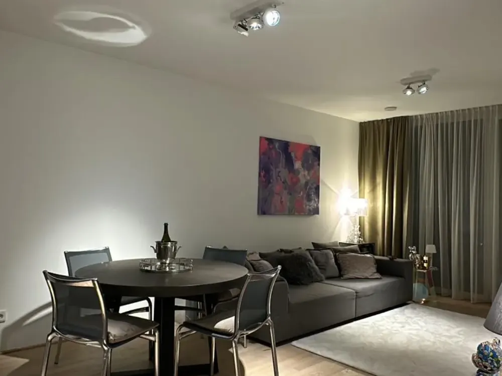Voll möbliert! Lichtdurchflutete Zwei-Zimmer-Wohnung mit großem Sonnenbalkon!