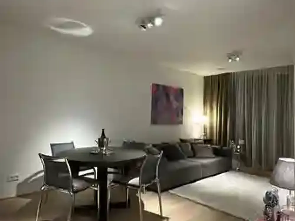 Voll möbliert! Lichtdurchflutete Zwei-Zimmer-Wohnung mit großem Sonnenbalkon!