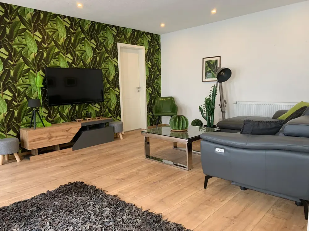 Erstbezug nach Sanierung - möblierte hochwertige 3-Zimmer Wohnung