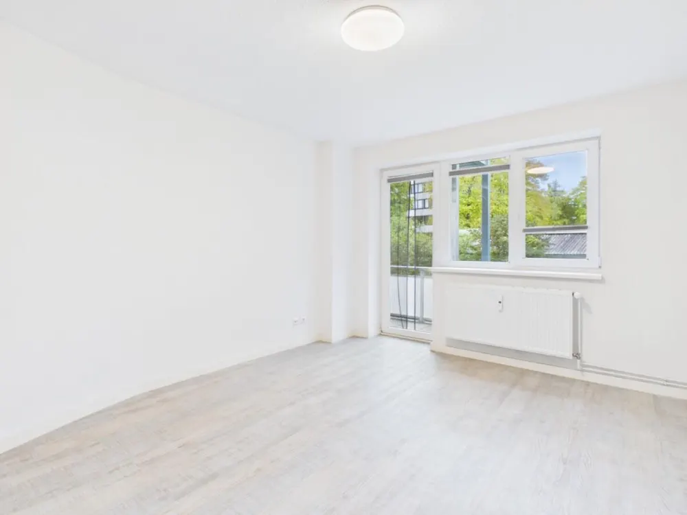 Bright 2-Room Apartment with Balcony and Fitted Kitchen in Hamburg-Borgfelde!