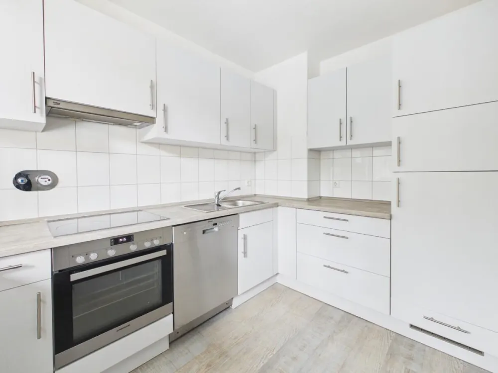 Bright 2-Room Apartment with Balcony and Fitted Kitchen in Hamburg-Borgfelde!
