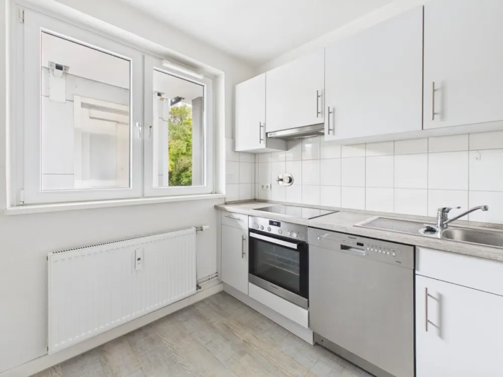 Bright 2-Room Apartment with Balcony and Fitted Kitchen in Hamburg-Borgfelde!