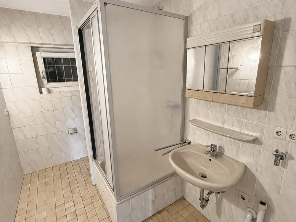 FREI AB SOFORT!!!: * 1-Zi.- ca. 22,5 qm * renoviert * sep. WC * Werastraße * Küchenoption *