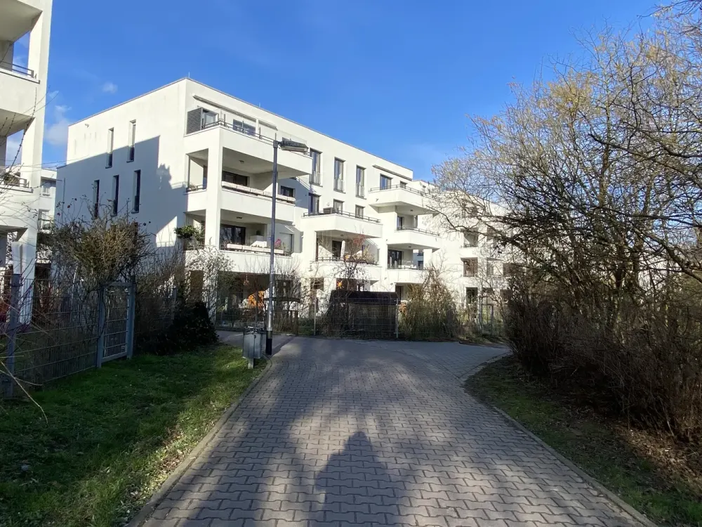 Vollmöblierte, lichtdurchflutete, ruhige und sehr attraktive 3-Zimmer Wohnung mit großem Balkon