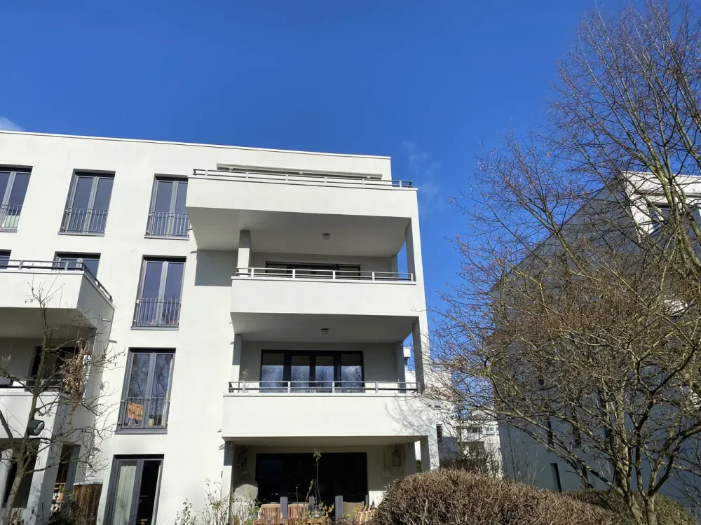 Vollmöblierte, lichtdurchflutete, ruhige und sehr attraktive 3-Zimmer Wohnung mit großem Balkon