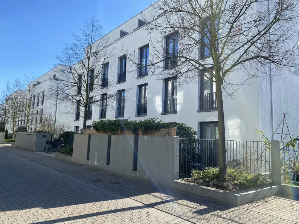 Vollmöblierte, lichtdurchflutete, ruhige und sehr attraktive 3-Zimmer Wohnung mit großem Balkon