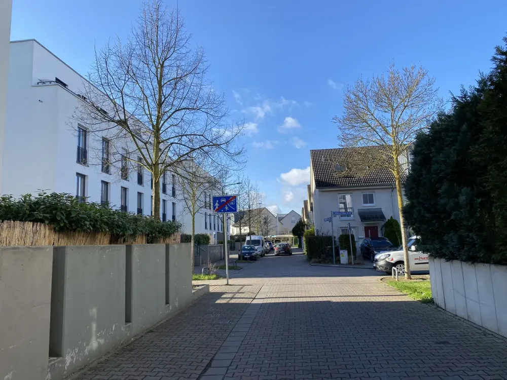 Vollmöblierte, lichtdurchflutete, ruhige und sehr attraktive 3-Zimmer Wohnung mit großem Balkon