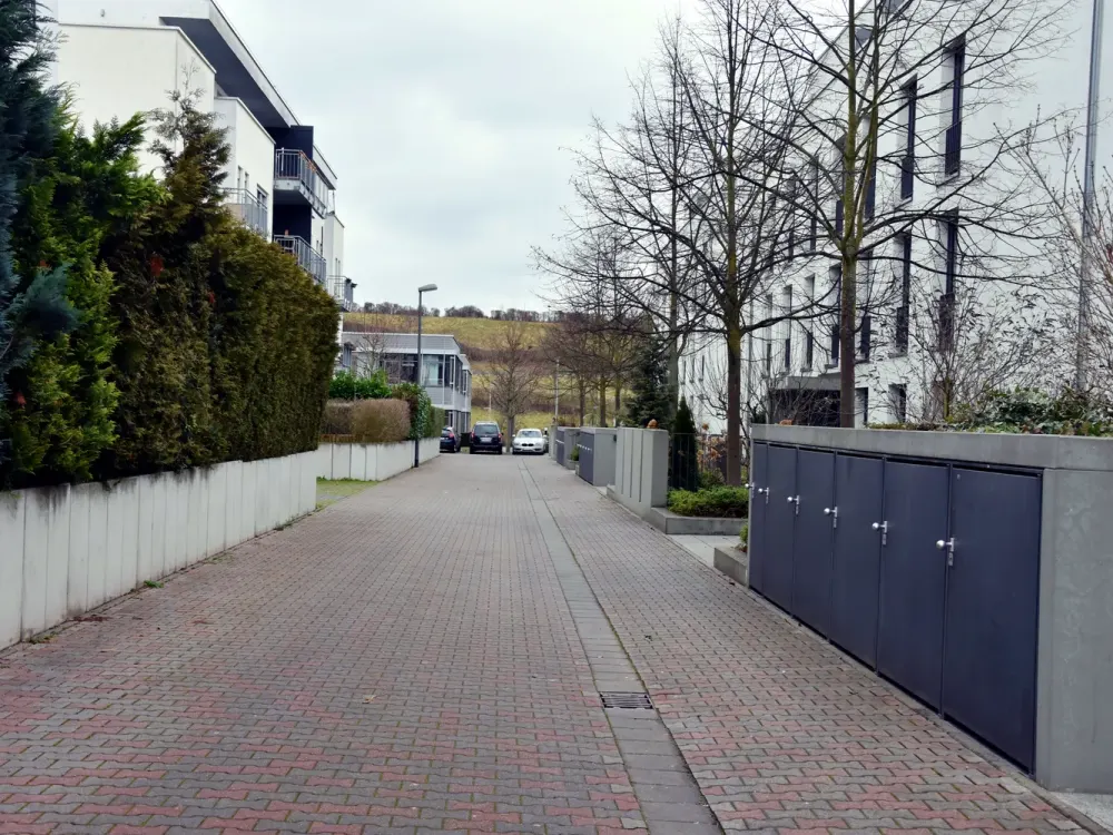 Vollmöblierte, lichtdurchflutete, ruhige und sehr attraktive 3-Zimmer Wohnung mit großem Balkon
