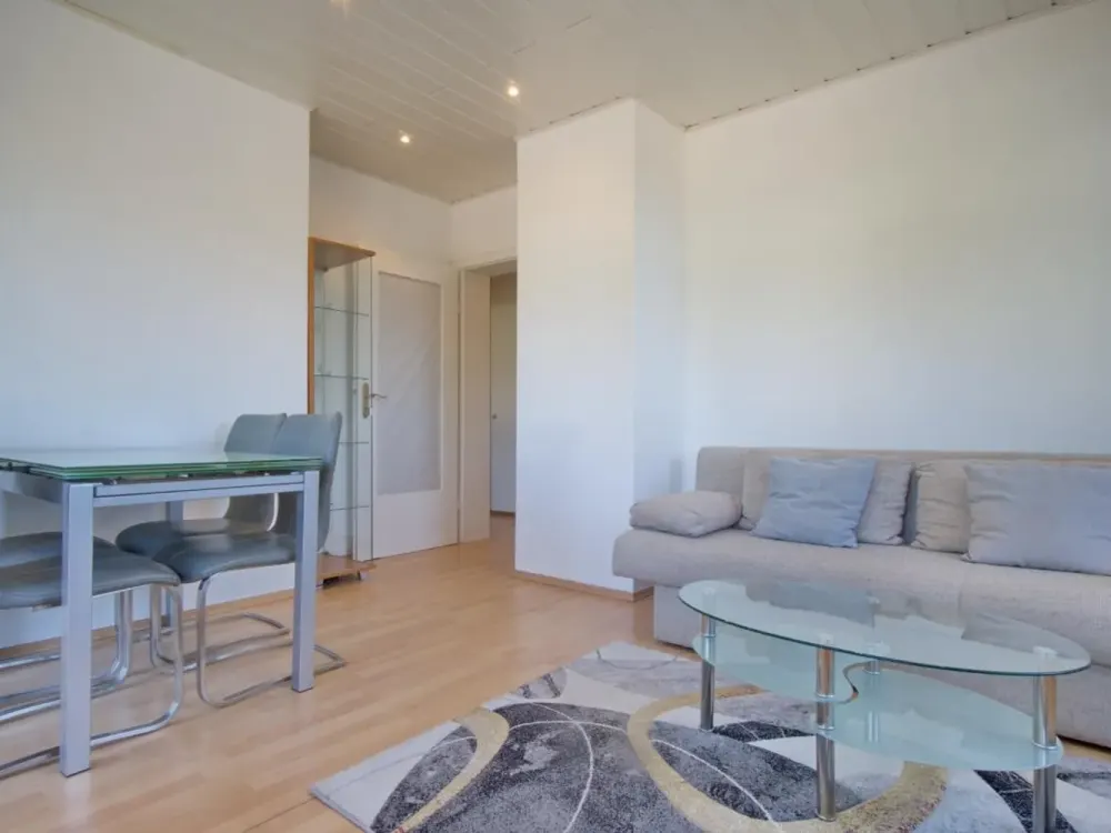 Möblierte 2-Zimmer-Wohnung mit großer Terrasse und sehr guten Parkmöglichkeiten, schöne ruhige Lage