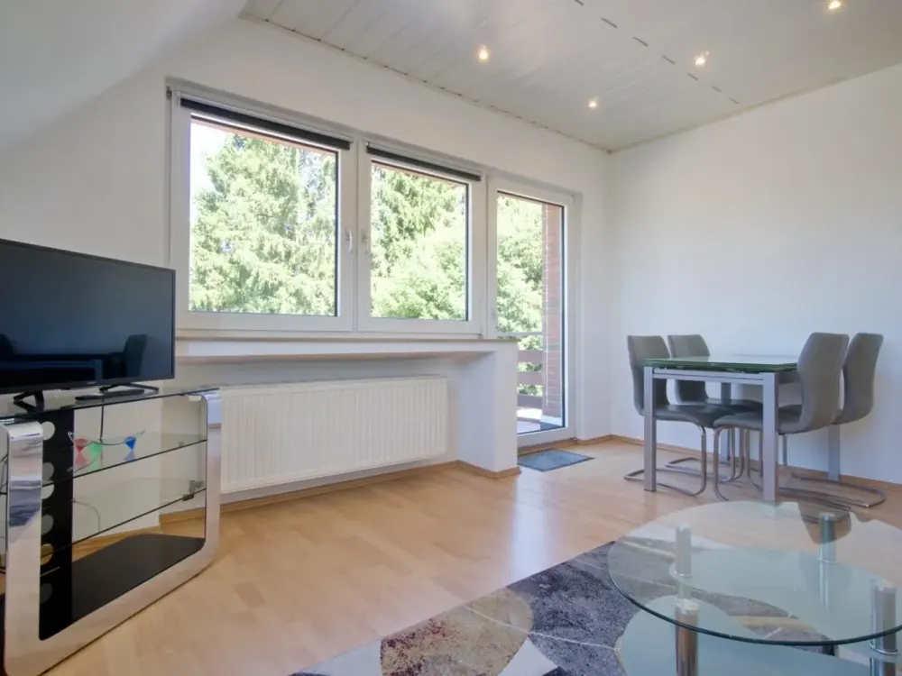 Möblierte 2-Zimmer-Wohnung mit großer Terrasse und sehr guten Parkmöglichkeiten, schöne ruhige Lage