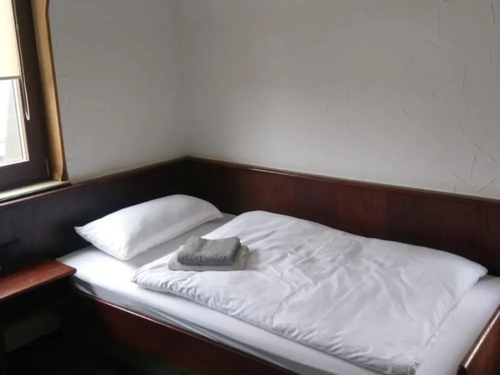 Möbliertes Einzelzimmer mit eigenem Bad & WC, ruhig & privat (Zi