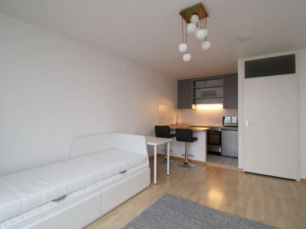 SCHWABING: Möbliertes 1-Zimmer-Apartment mit Loggia!