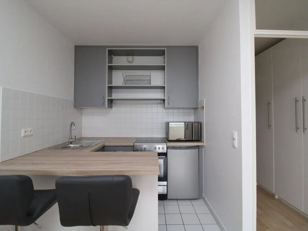 SCHWABING: Möbliertes 1-Zimmer-Apartment mit Loggia!
