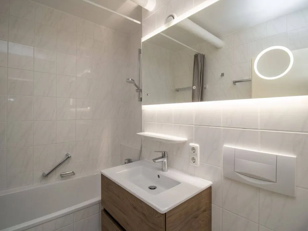 SCHWABING: Möbliertes 1-Zimmer-Apartment mit Loggia!
