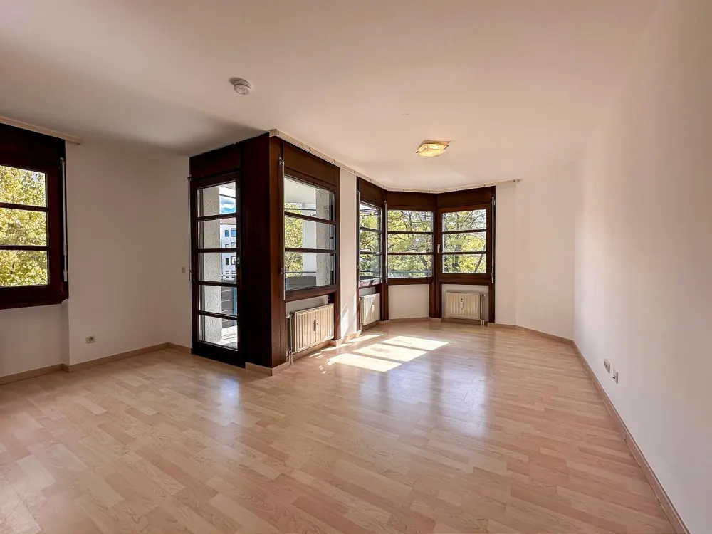 Available Immediately! - Well-Designed 2-Room Apartment with Balcony and Underground Parking Space