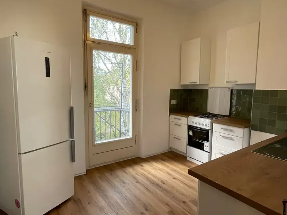Old Building 4-Room Apartment in Nürnberg, St. Peter