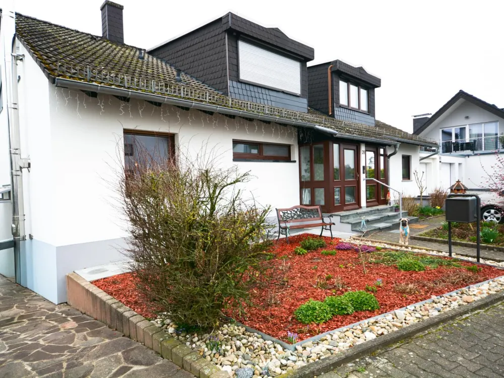 Komfortable 3-Zimmer-Maisonette-Wohnung mit eigenem Garten 2 Bädern und Balkon in Niederdorfelden