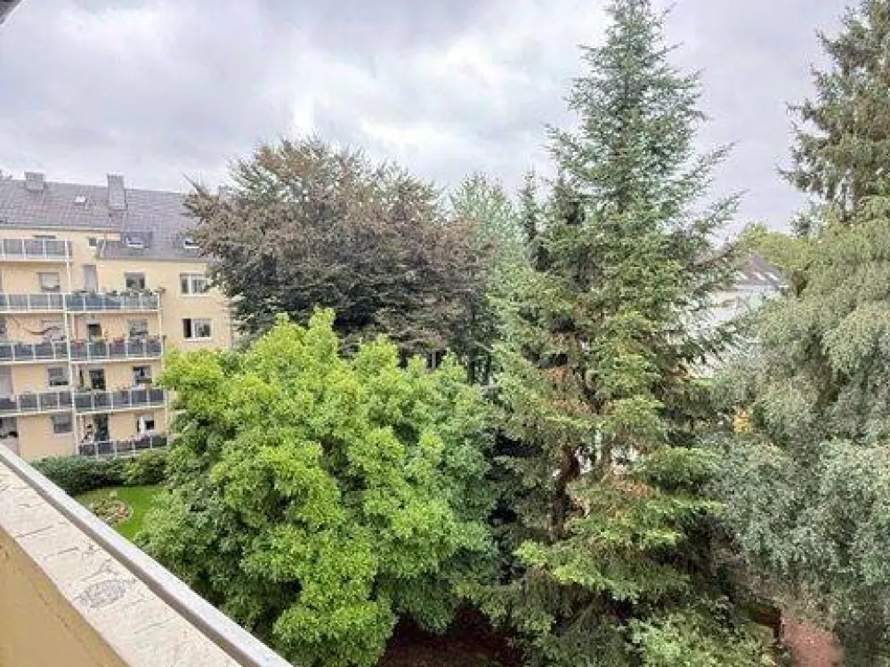 5-Raum-Wunder mit 2 Bäder und Balkon im Saarlandstraßen-Viertel!