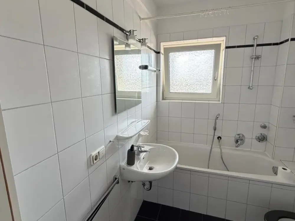 Helle 2-Zimmer-Wohnung mit großem Balkon in Düsseldorf