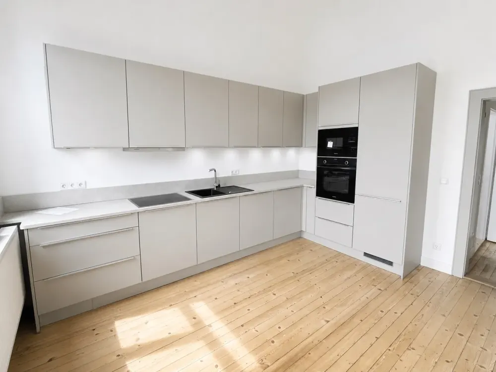 Exklusive Wohnung mit hochwertiger Einbauküche und Balkon
