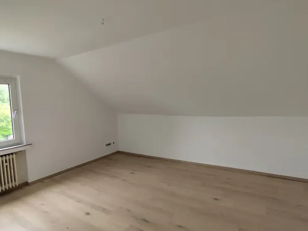 Schöne, renovierte Dachgeschosswohnung in ruhiger Lage