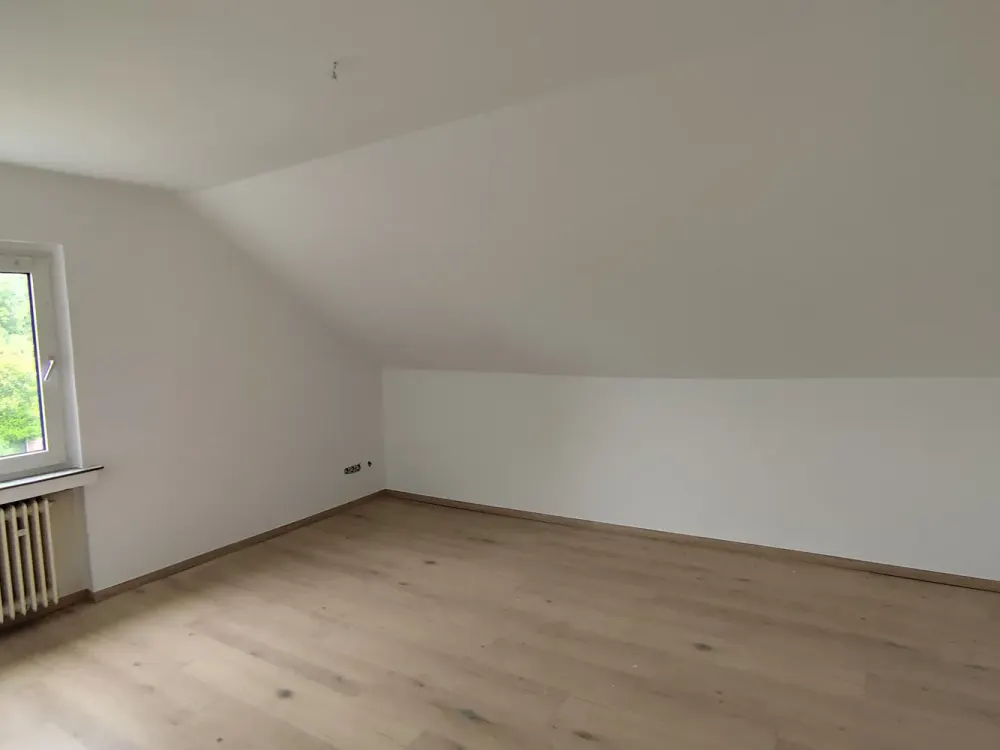 Schöne, renovierte Dachgeschosswohnung in ruhiger Lage