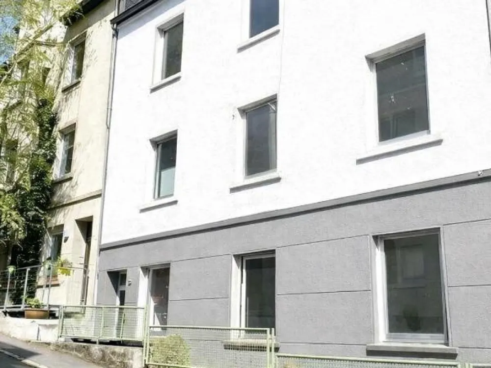 Schöne modernisierte EG-Wohnung in zentraler Lage mit eigenem Gartenbereich und Balkon