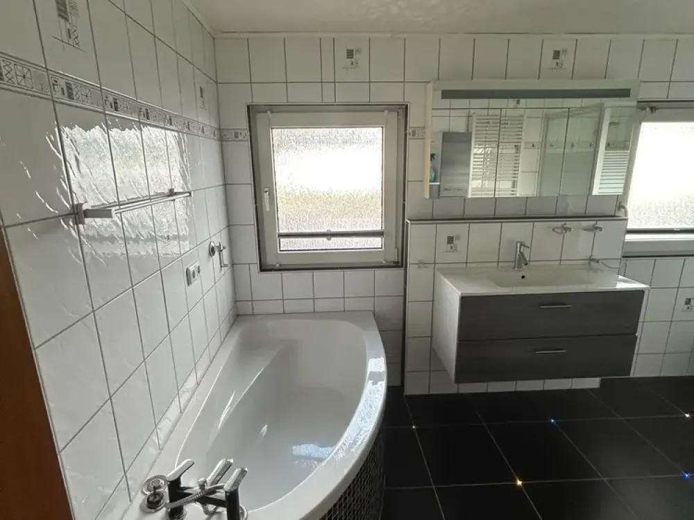 Viel Platz für alle: 6-Zimmer-Wohnung in Duisburg Serm