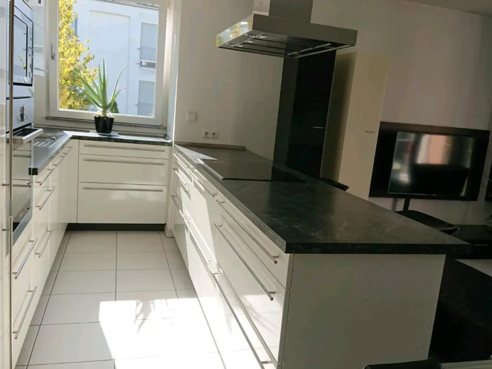 Modern möblierte 4 Zimmer Wohnung in Frankfurt zu vermieten.