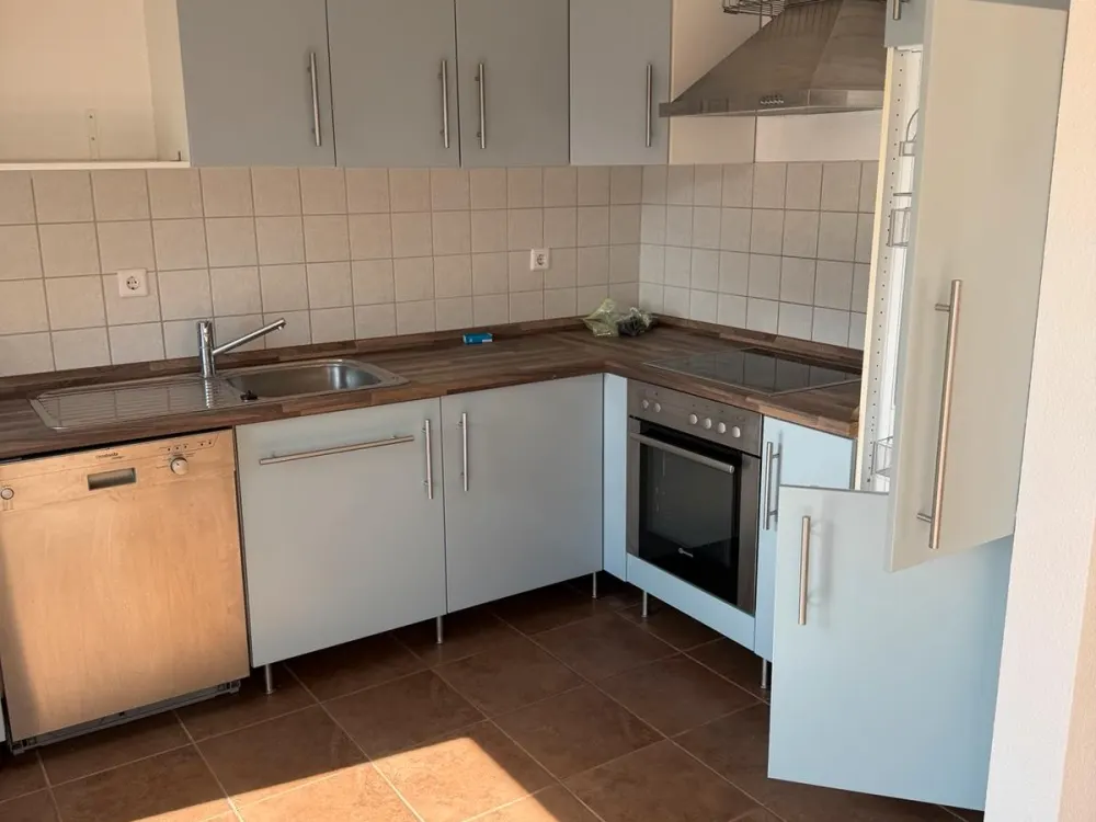 Modern 2-Room Apartment with Built-in Kitchen & Balcony in Bremen Kattenturm