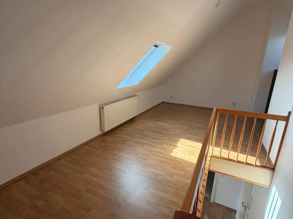 Modern 2-Room Apartment with Built-in Kitchen & Balcony in Bremen Kattenturm