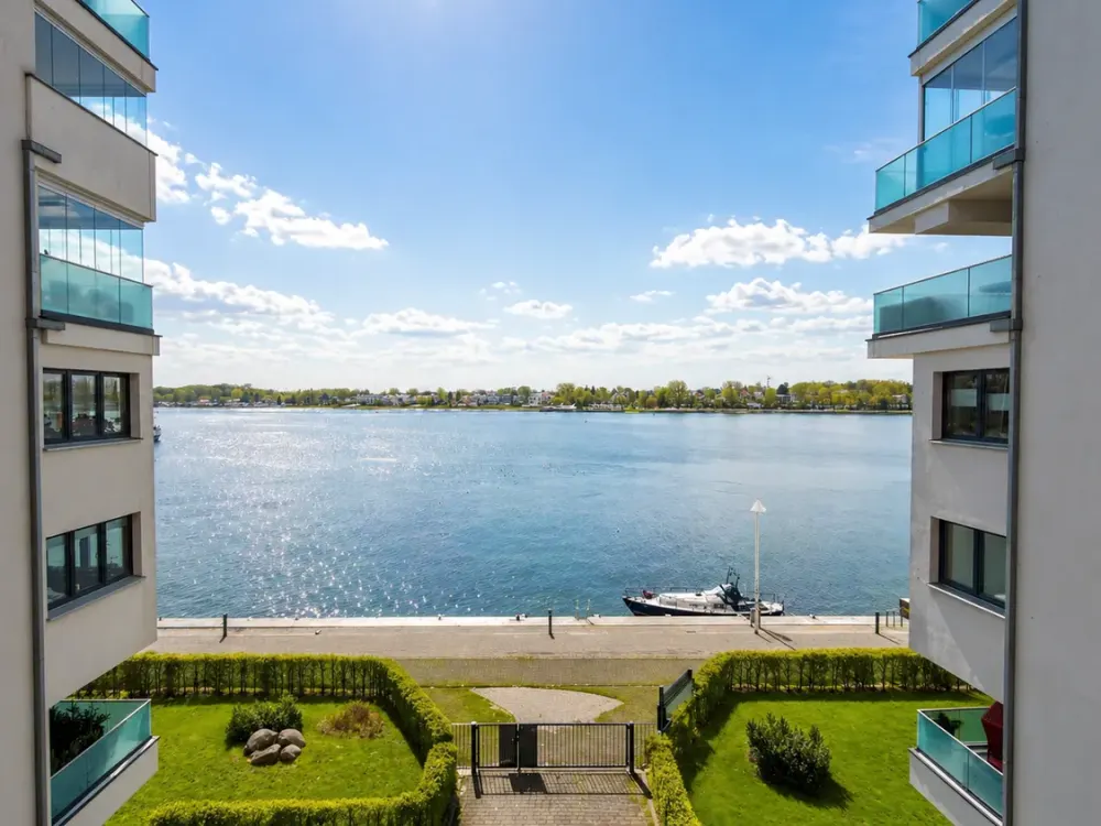 Furnished Living with Water View | www.LUTTER.net