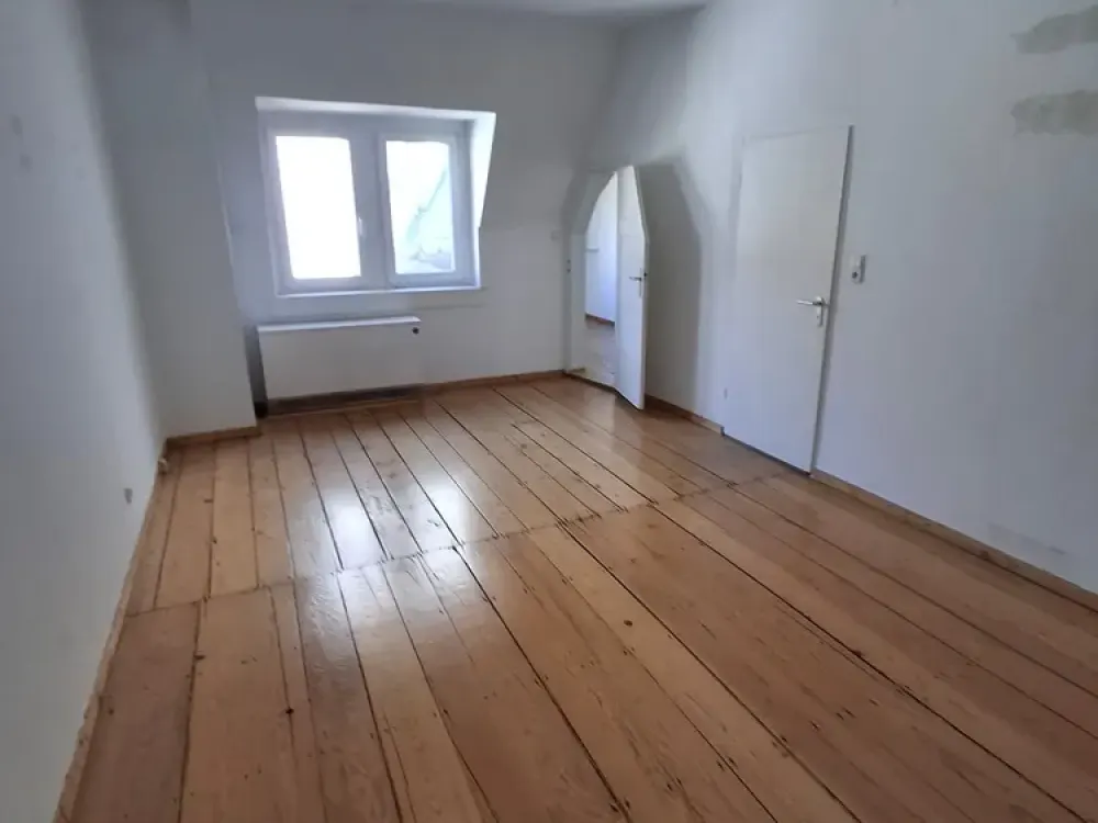 Sachsenhausen: Charmante 2-Zimmer Altbau- Wohnung