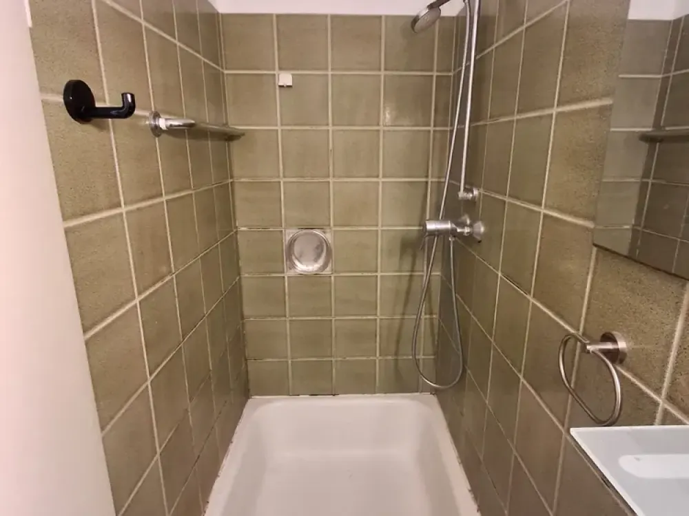 Sachsenhausen: Charmante 2-Zimmer Altbau- Wohnung