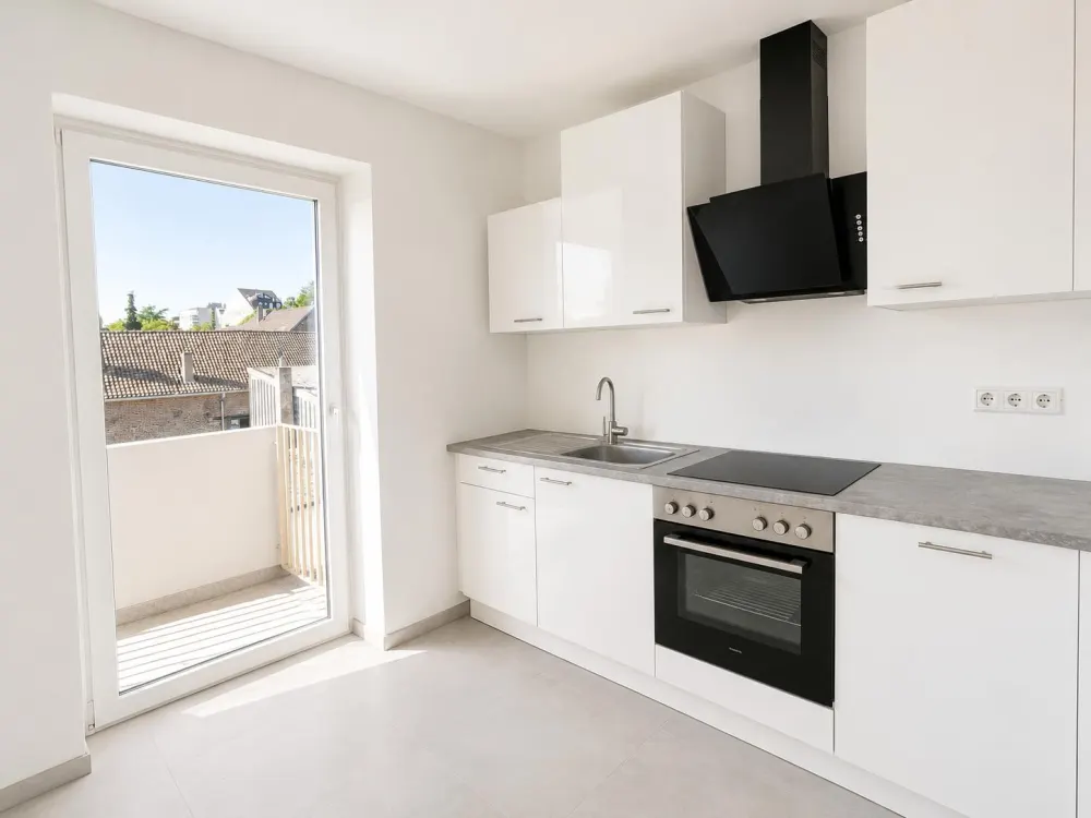 Top modern sunny apartment with loggia, parking space, kitchen! First occupancy after modernization!