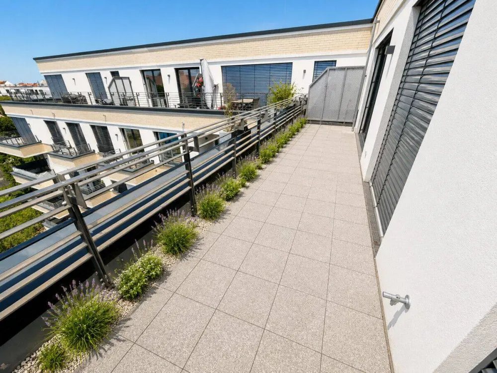 Wilmersdorf: Brandenburgische Str - LUXUS 2-Zi-DG - 80 m² + RIESEN TERRASSE + 2 Bäder - ab 01.09.26