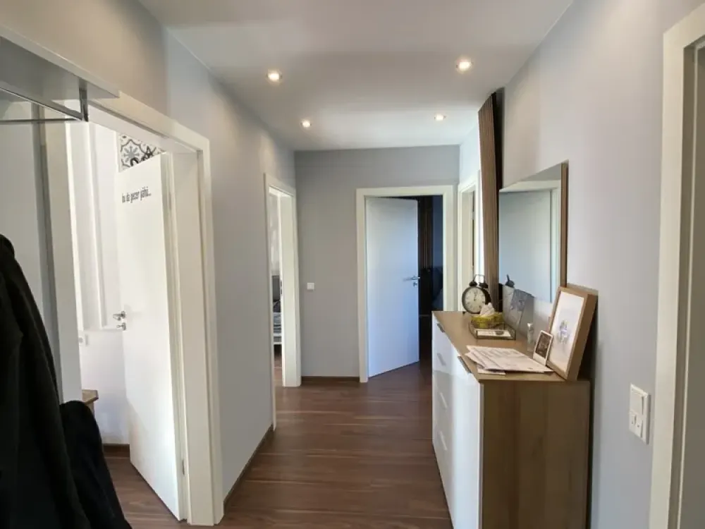 Möblierte 3-Zimmer-Wohnung mit Balkon & Tiefgaragenstellplatz in Hannover - Laatzen