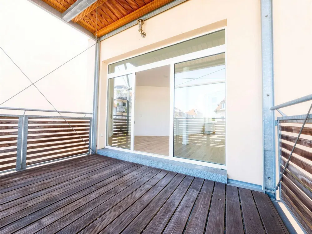Mit Aufzug, großer Terrasse und neuer EBK!