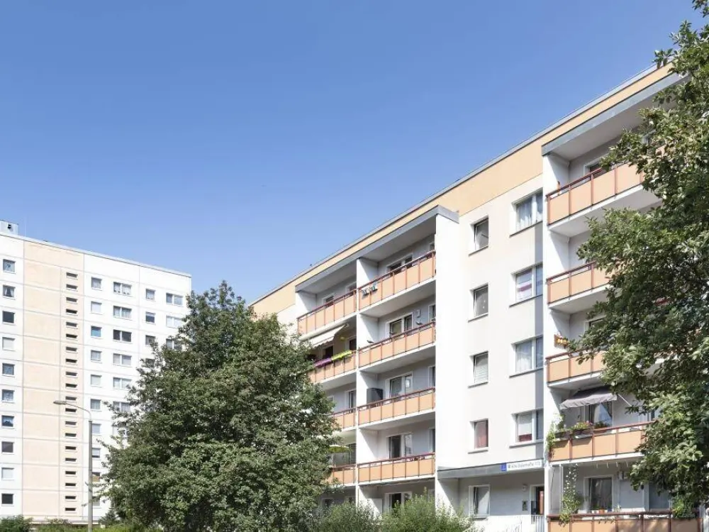 Neu gemacht. Neu verliebt. / Newly renovated. Easy to fall in love with.