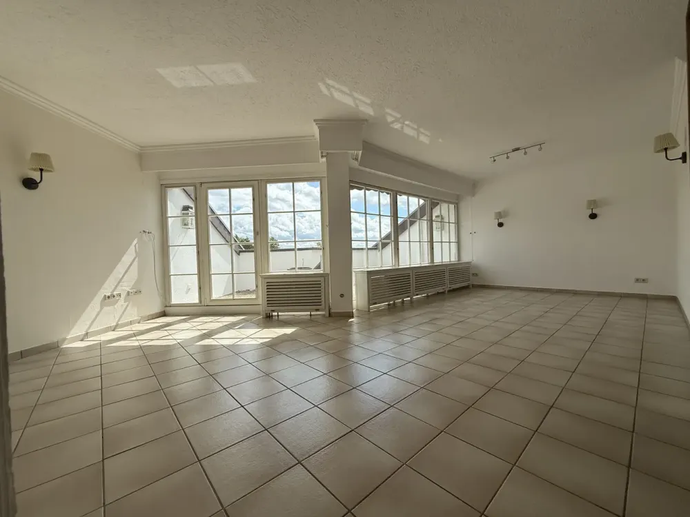 Daylight Idyll in Oberen Malstatt: Bright Attic Apartment with Terrace & Garage