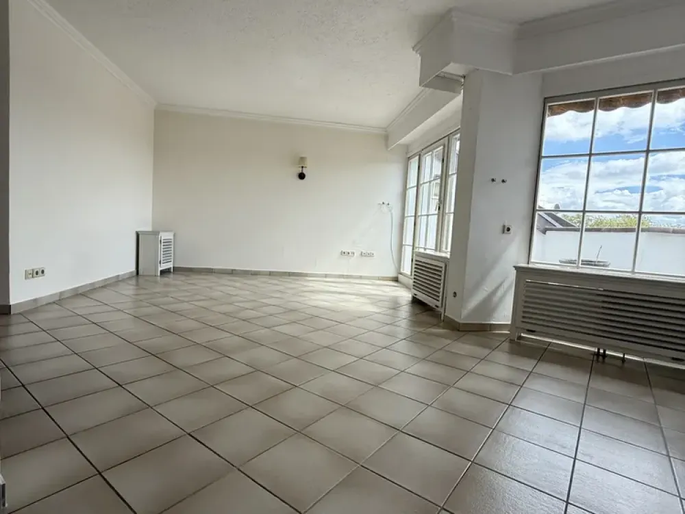 Daylight Idyll in Oberen Malstatt: Bright Attic Apartment with Terrace & Garage