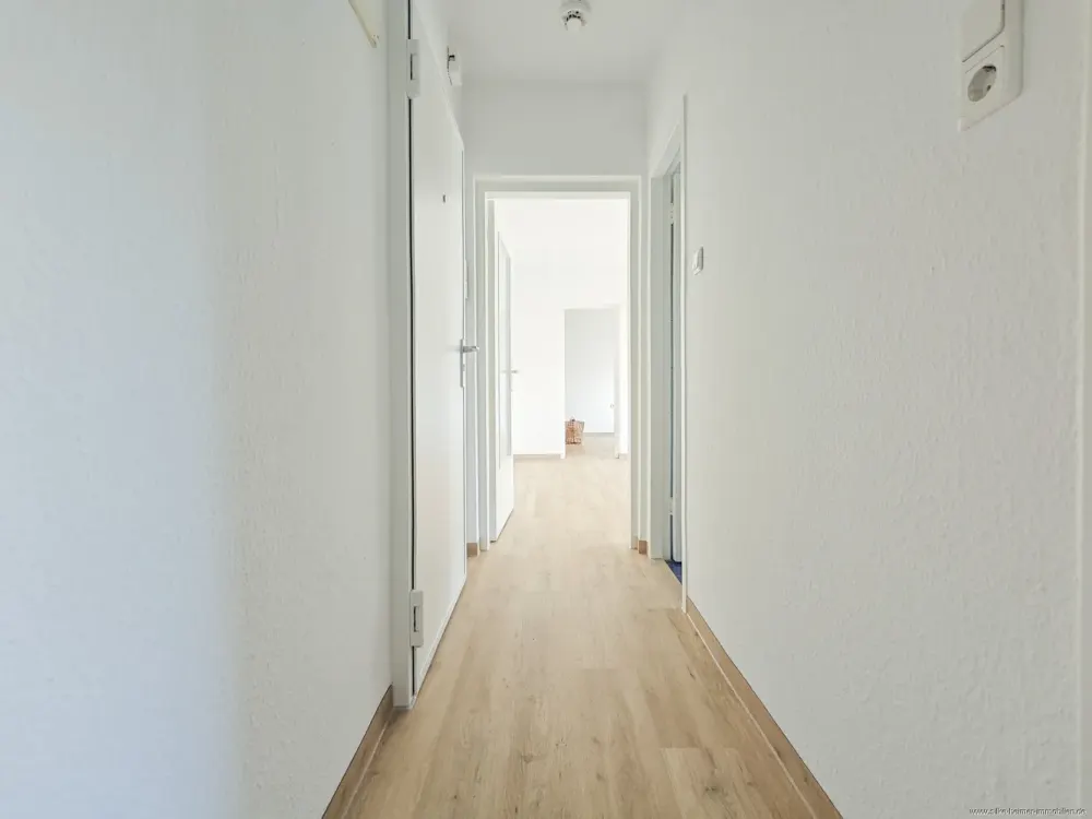 No Calls ** Newly Renovated 2-Room Apartment in Desirable Location - Near Lesum Train Station **