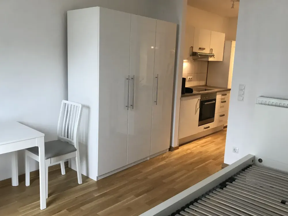 *Direkt an der S-Bahn * möblierte 1-Zimmer Wohnung mit EBK * Terrasse * Parkett *