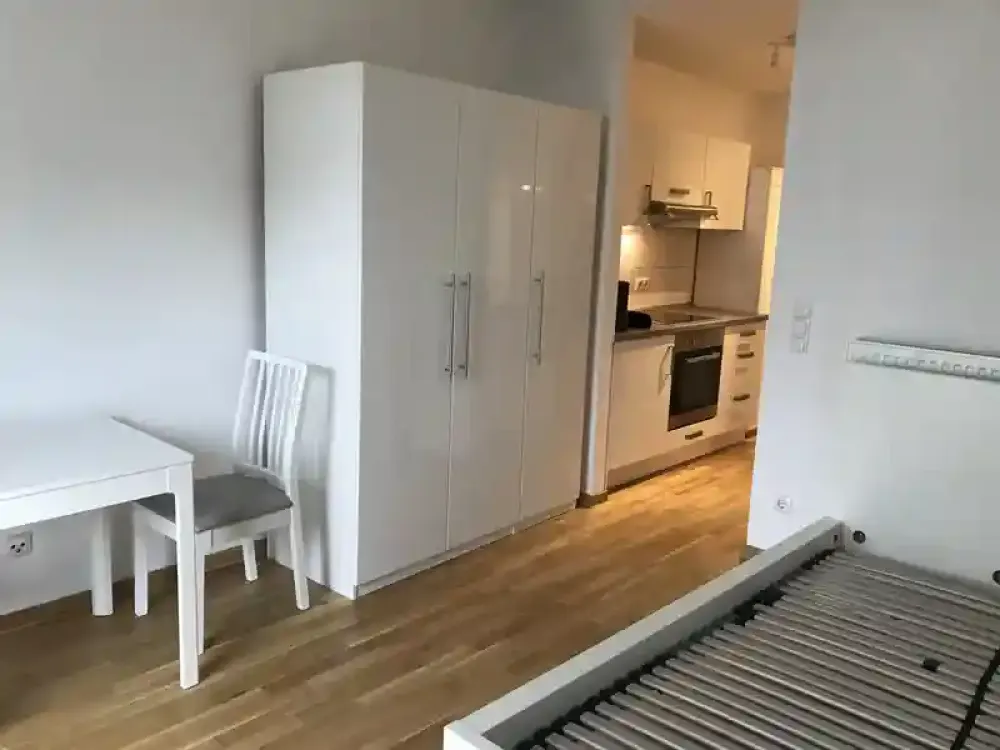 *Direkt an der S-Bahn * möblierte 1-Zimmer Wohnung mit EBK * Terrasse * Parkett *