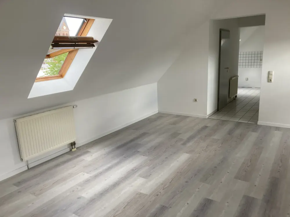 Frisch renoviert: Helle 2-Zi.-DG-Wohnung im Zentrum Frechens
