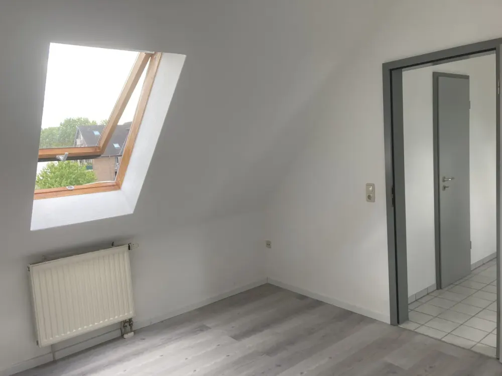 Frisch renoviert: Helle 2-Zi.-DG-Wohnung im Zentrum Frechens