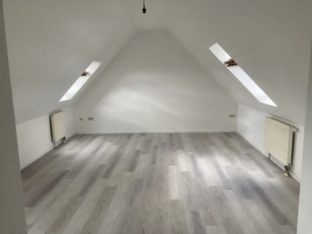 Frisch renoviert: Helle 2-Zi.-DG-Wohnung im Zentrum Frechens
