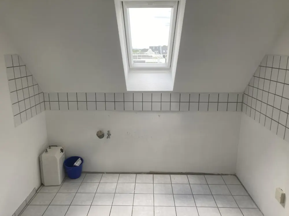 Frisch renoviert: Helle 2-Zi.-DG-Wohnung im Zentrum Frechens