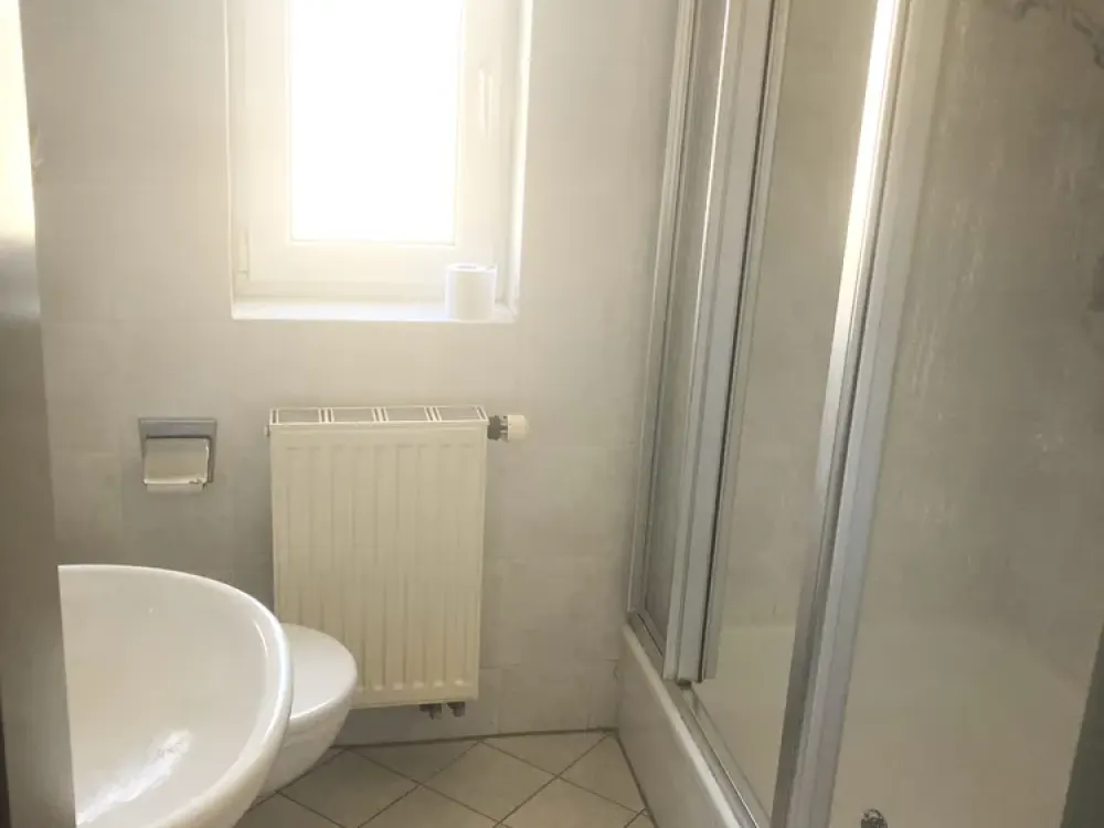 Frisch renoviert: Helle 2-Zi.-DG-Wohnung im Zentrum Frechens