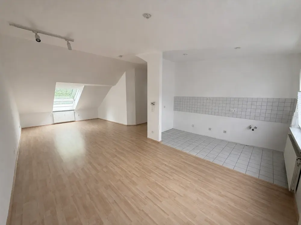 Wohnen unter dem Dach, Gemütliche Wohnung mit Stellplatz
